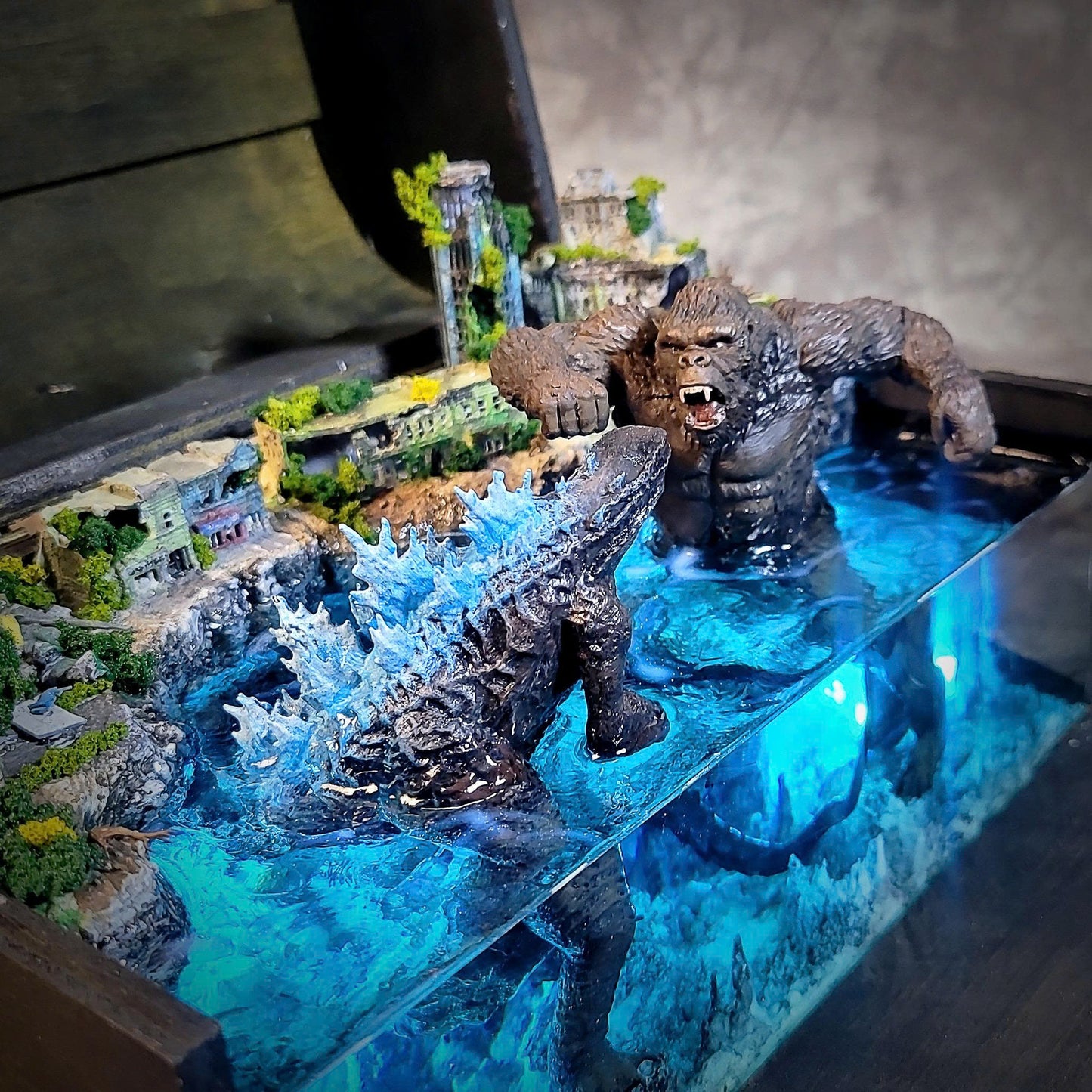 Godzilla vs Kong Diorama Box